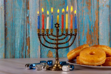 Menorah, donut ve dreidels masada. Hanuka konsepti.