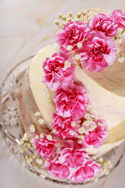Dos capas de pastel de queso crema de boda con clavel — Foto de Stock
