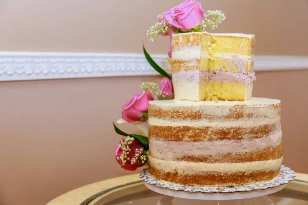 Weiße Schicht nackten Kuchen mit rosa Rosen dekoriert. oberste Schicht schneiden — Stockfoto