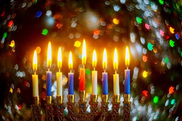 Menorah com velas acesas para Hanukkah no fundo brilhante com luzes desfocadas. Férias judaicas . — Fotografia de Stock