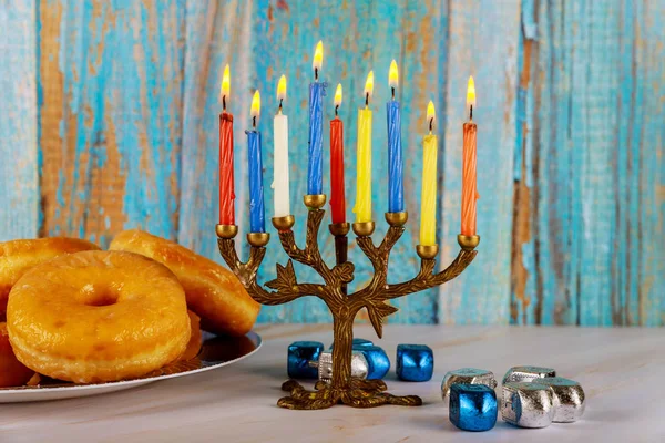 Judisk semester Hanukkah med menora, munkar och dreidels. — Stockfoto