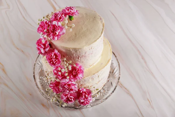 Gâteau au fromage à la crème de mariage à deux couches avec oeillet — Photo