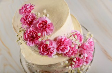 Çiçeklerle süslenmiş ev yapımı çıplak düğün pastası.