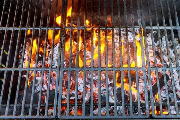 Flammen gehen durch Gitter von Grill — Stockfoto