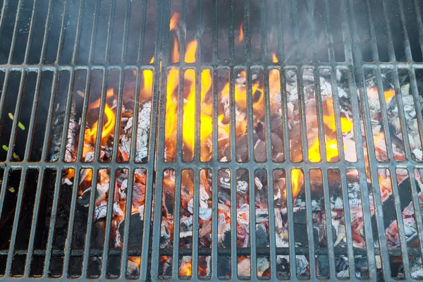 Gril na dřevěném uhlí s plamenempro vaření masa. — Stock fotografie