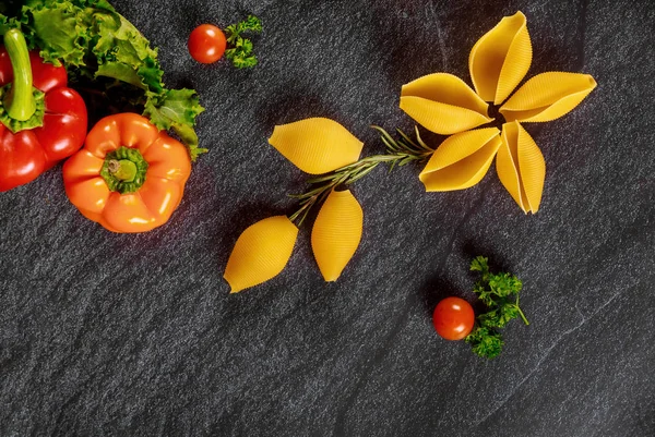 Черепашки сушать макарони з перцем і помідорами. Італійська кухня. — стокове фото