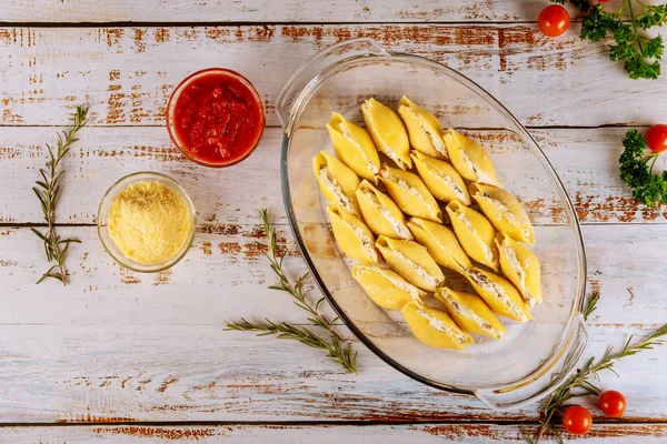 Conchas de pasta rellenas con ricotta, queso parmesano y salsa . — Foto de Stock