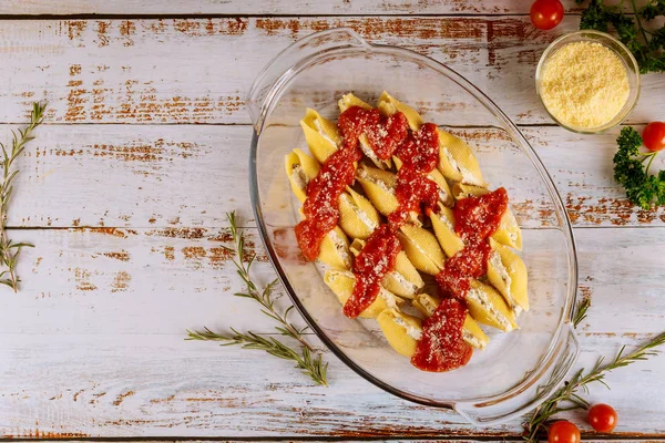 Stuffed shells pasta with tomato sauce and ricotta cheese baked in oven pan. — Stock Photo, Image