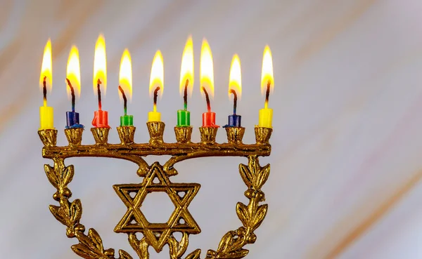 Hanukkah menorah与燃烧彩色蜡烛。 靠近点 — 图库照片