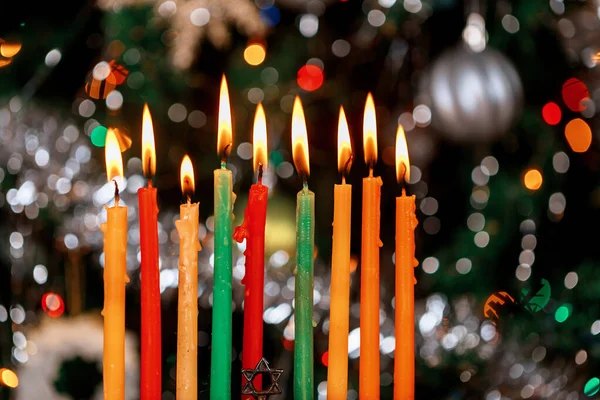 Menorah με αναμμένα κεριά για Hanukkah σε σπινθηροβόλο φόντο με defocused φώτα. Εβραϊκή γιορτή. — Φωτογραφία Αρχείου