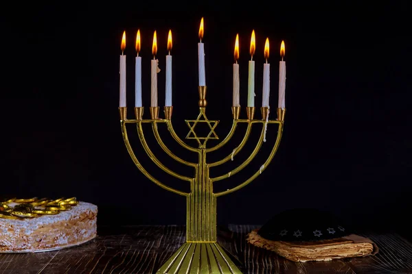 전통적 인 유대 명절인 메노라와 함께 촛불을 켜는 차 추카 — 스톡 사진