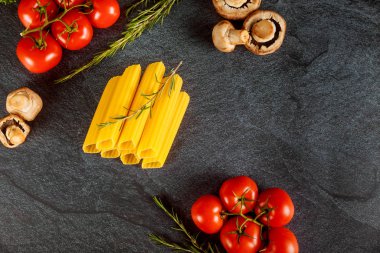 Mantarlı ve domatesli Cannelloni makarnası. İtalyan mutfağı.