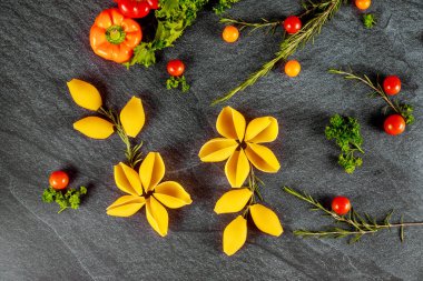 Durum buğdaylı makarna jumbo kabuklu kiraz domatesli ve çan kağıtlı.