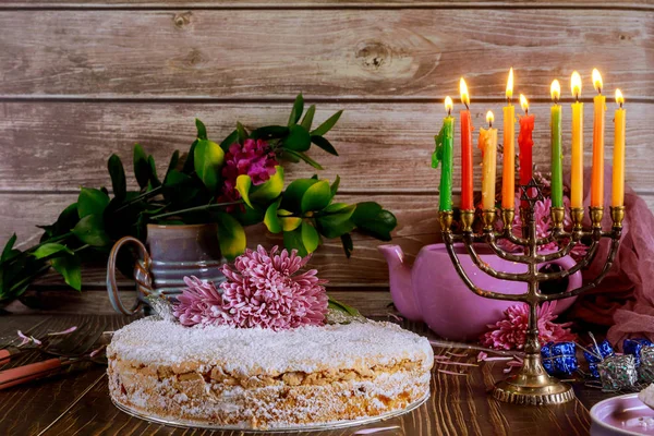 Torta dolce di Hanukkah con candele in fiamme su menorah. Concetto di vacanza ebraico . — Foto Stock