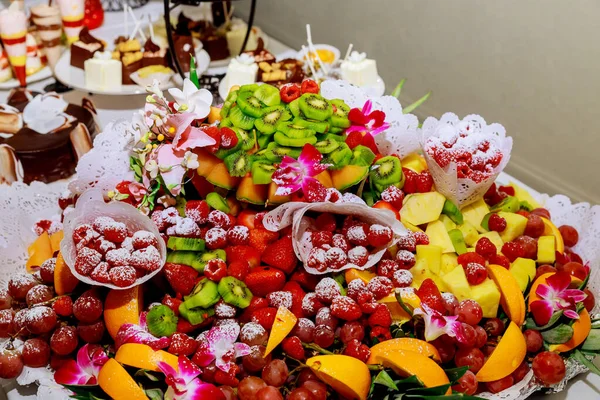 Enorme schaal gezond vers fruit op tafel. — Stockfoto