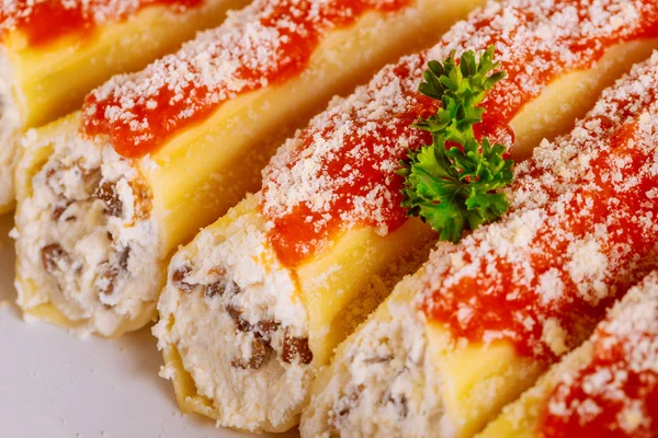 Cannelloni pasta с рикоттой, пармезаном и грибами. Закрыть . — стоковое фото