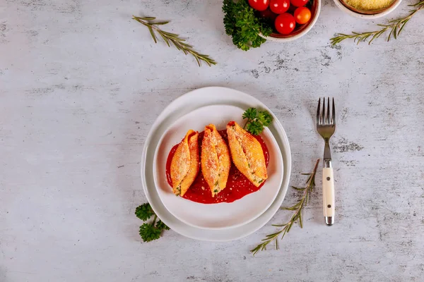 Pasta shells filled with ricotta, meat and parmesan on plate. — Stock Photo, Image