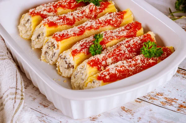 Stuffed cannelloni pasta with ricotta, mushrooms and tomato sauce. — Stock Photo, Image