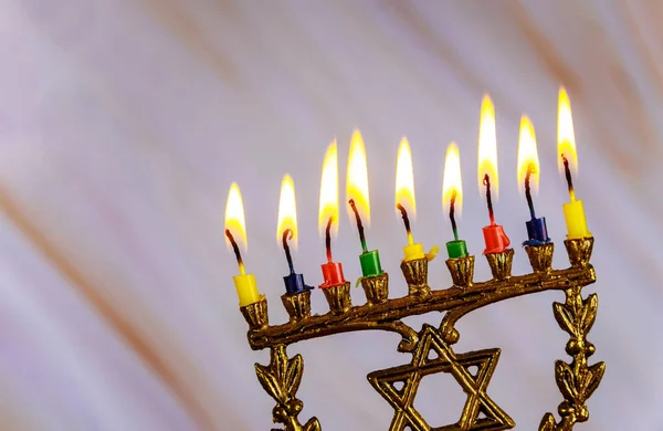 Överst på menorah med färg bränna nio ljus. — Stockfoto