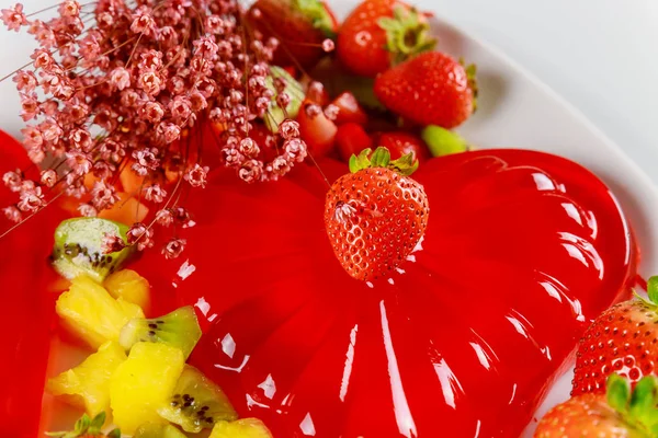 Gelatina de morango em forma de coração com frutas e flores no Dia dos Namorados . — Fotografia de Stock