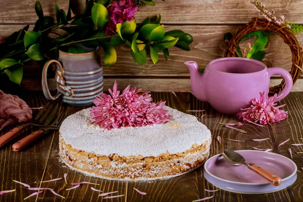 Gâteau émietté aux fleurs fraîches, assiette, théière . — Photo