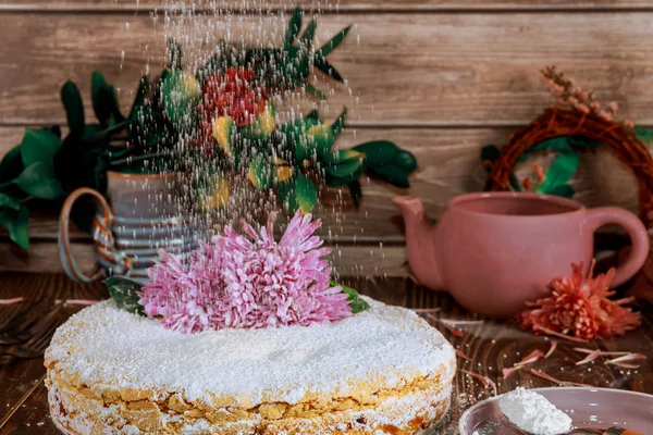 Gâteau émietté avec des pépites de sucre en poudre sur le dessus . — Photo