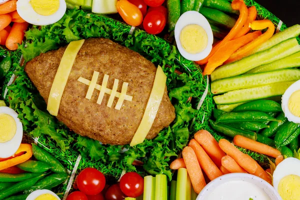 Färgglada grönsaksfat med köttfärslimpa som en fotboll för Super Bowl fest. — Stockfoto