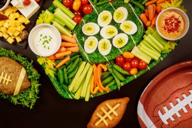 Amerikan futbol maçı için soslu ve haşlanmış yumurta ile nefis bir sebze..