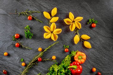 Durum buğdaylı makarna jumbo kabuklu kiraz domatesli ve çan kağıtlı.