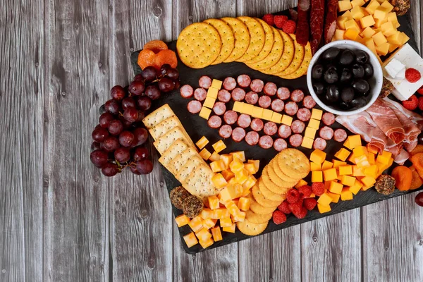 Pelota de fútbol hecha de queso y salchicha para charcutería. concepto de juego de fútbol americano . — Foto de Stock