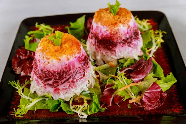 Ringa balıklı pancar salatası ve mayonez katmanlı sebze..