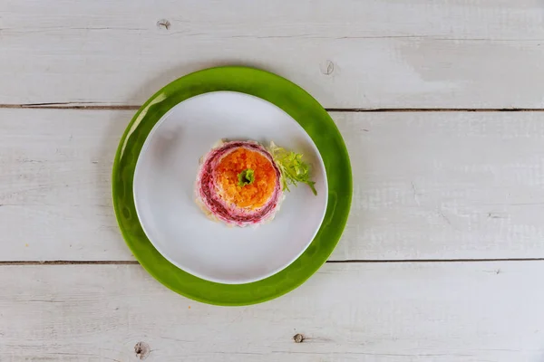 Salada de legumes de porção no prato branco . — Fotografia de Stock