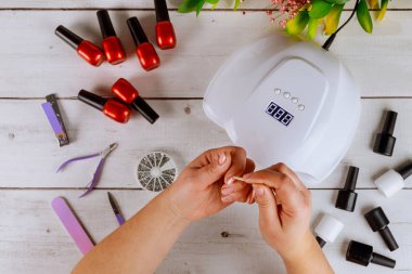 Kadın tırnak etlerini bambu çubuğuyla temizliyor..