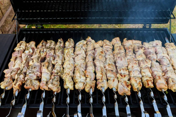 Grill mięso na węgiel drzewny grill na szaszłyki. — Zdjęcie stockowe