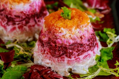 Ringa ve sebzeli renkli pancar salatası..