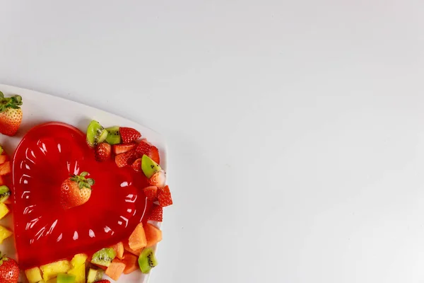 Gelatina en forma de corazón de fresa con frutas en plato blanco. Día de San Valentín . — Foto de Stock