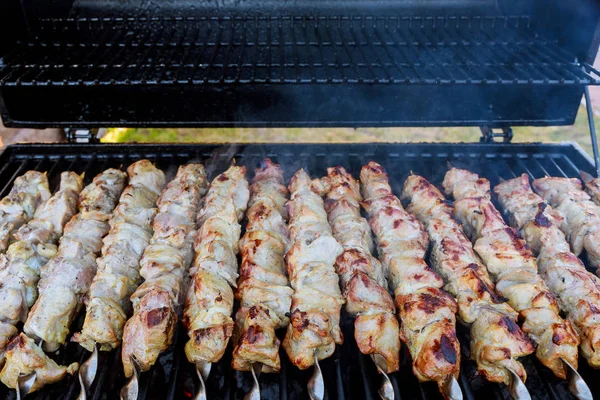 Kebab de viande d'agneau grillé sur brochettes en plein air . — Photo