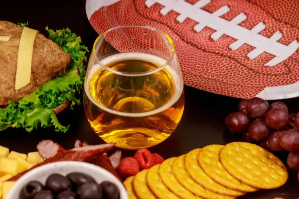 Bevande e snack per gli appassionati di calcio superball . — Foto Stock