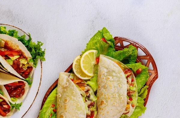Мексиканская мука тортилья фаршированная салатом, мясом и сыром . — стоковое фото