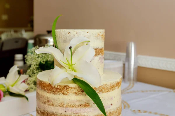 Schöne nackte Kuchen mit Sahne und weißer Lilie. — Stockfoto