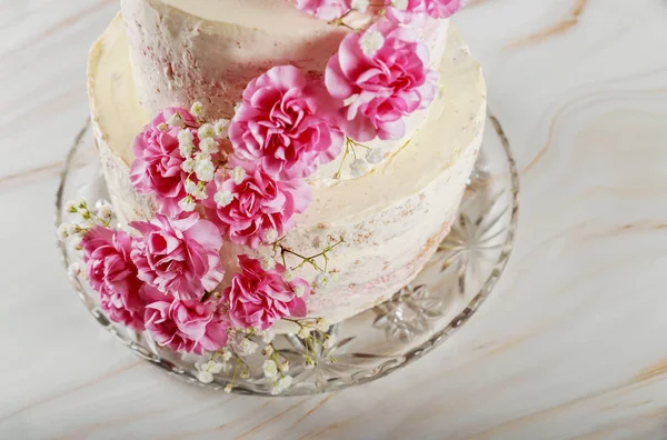 Layered wedding cream cheese cake with carnation — Stock Photo, Image