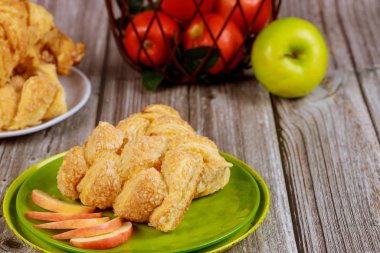 Masada taze kırmızı ve yeşil elmalı elmalı turta..