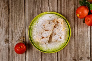 Tahta masada taze kırmızı elmalı elmalı turta..