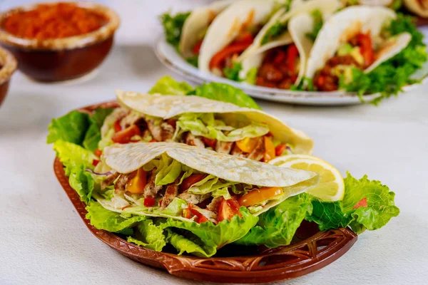 Deliciosas tortillas suaves con ensalada y carne. Cocina Mexicana . — Foto de Stock