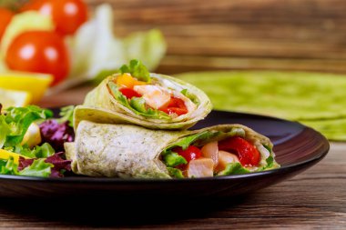 Et ve sebzeli ıspanak dürümü ve yeşil salata..