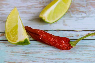 Tahta masada limonlu Cayenne biberi.