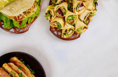 Meksika yemekleri. Sofrada yumuşak tortilla var..