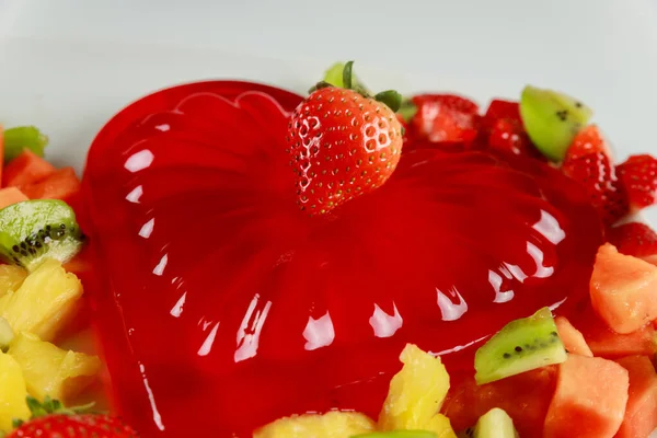 Gelatina de corazón de fresa con frutas en plato blanco. Día de San Valentín . —  Fotos de Stock