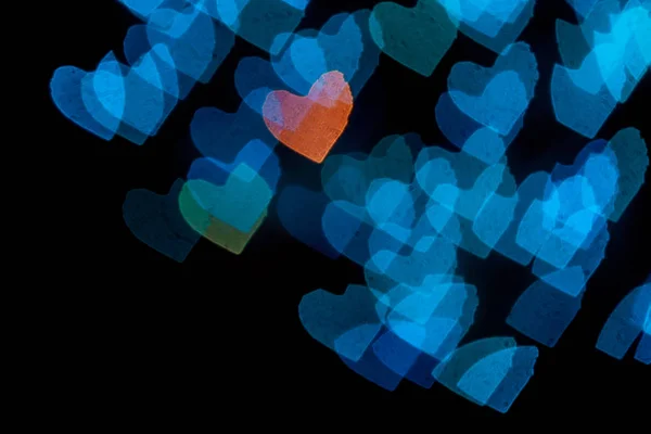 Coração azul desfocado molda bokeh no fundo preto. Conceito de dia dos namorados . — Fotografia de Stock
