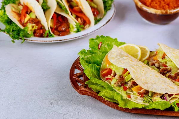 Мексиканская мука тортилья фаршированная салатом, мясом и сыром . — стоковое фото